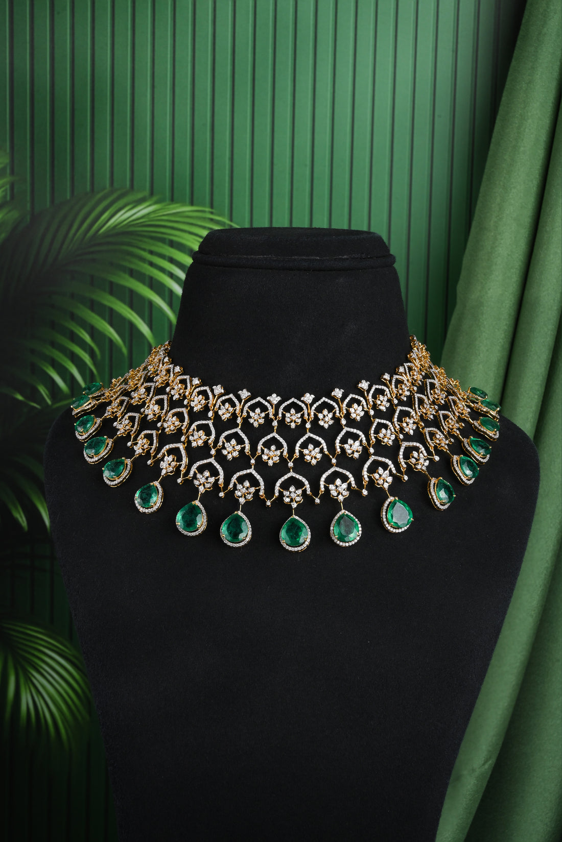 Emerald gold necklace